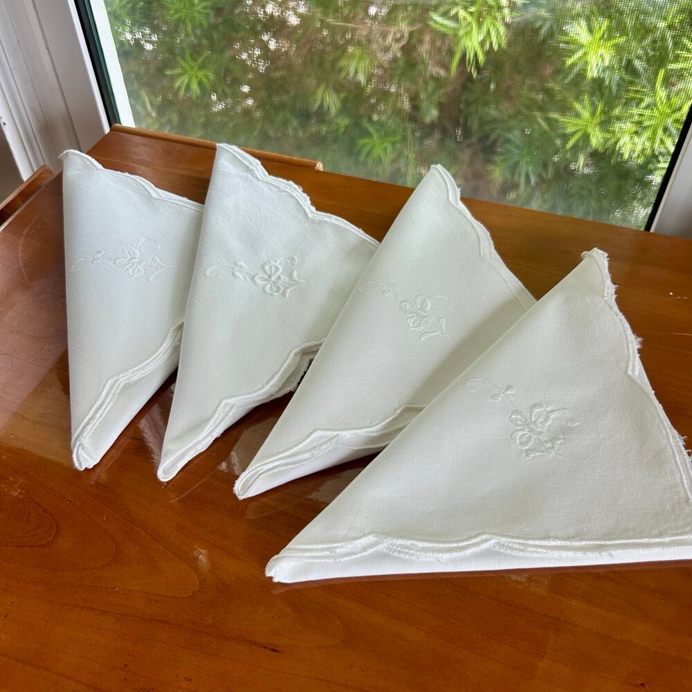 Vintage White Embroidered Cloth Napkins Set of 4 with Scalloped Edges
